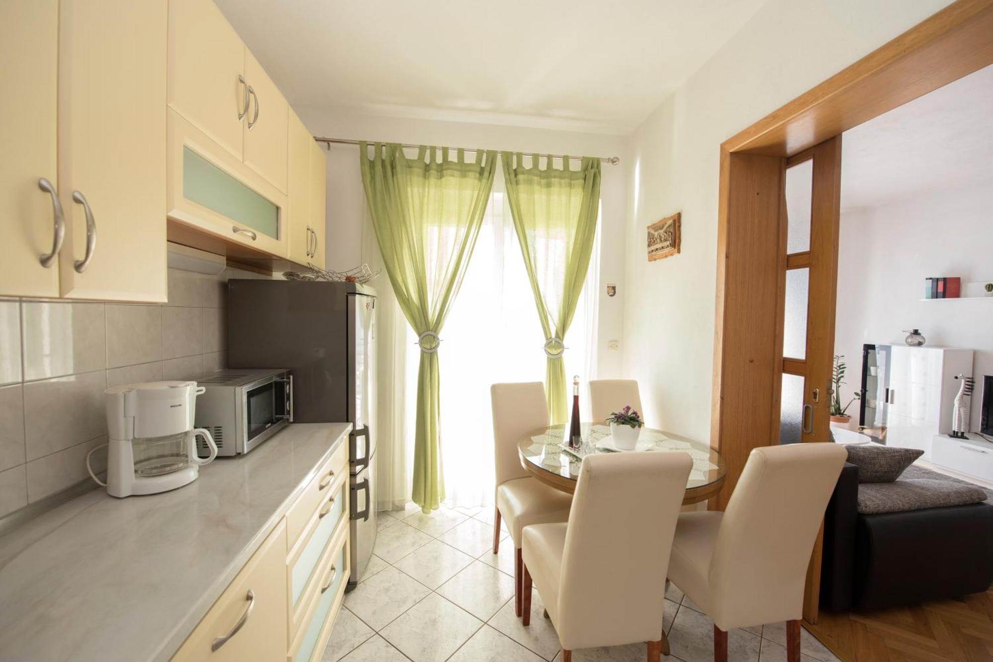 Apartments With A Parking Space Brela, Makarska - 16603 객실 사진